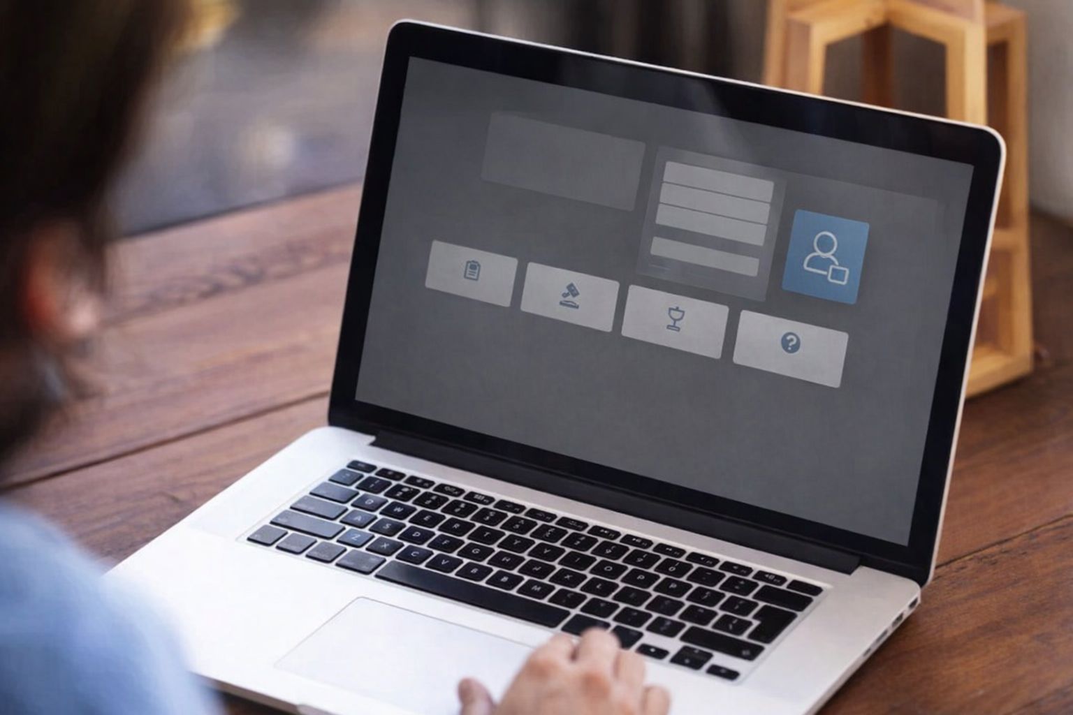 En person använder en laptop för att delta i en nätauktion på nätet.