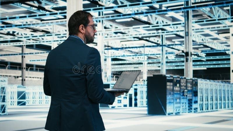 Man i kostym arbetar med en bärbar dator i en stor serverhall